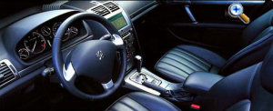 amnagement intrieur de la Peugeot 407: Selon les versions, le fond des compteurs est de couleur noire ou blanche. On distingue un grand cran au milieu de la console centrale. Le volant est tout--fait classique.